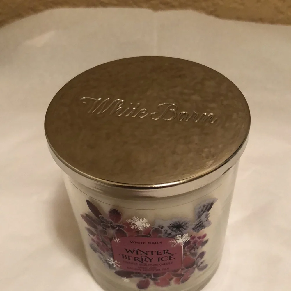 NWT Bath & Body Works White Barn Winter Berry Ice. 8 oz.   Single wick. - Picture 4 of 10